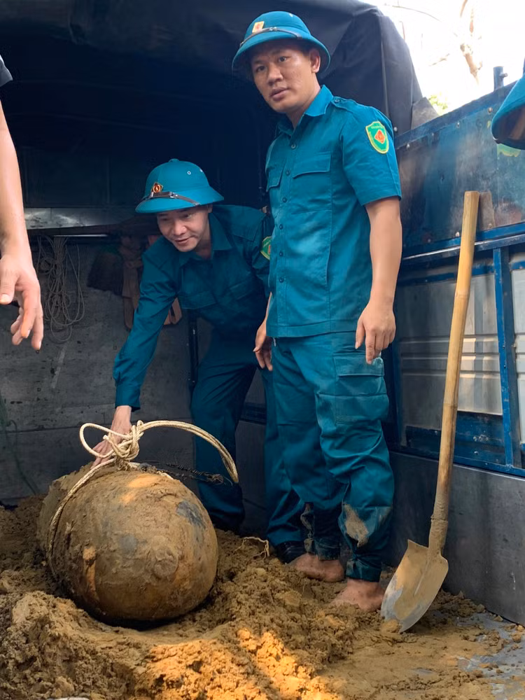 Phát hiện quả bom “khủng” giữa lòng thành phố Vinh - Hình 2 Phat hien qua bom “khung” giua long thanh pho Vinh-Hinh-2