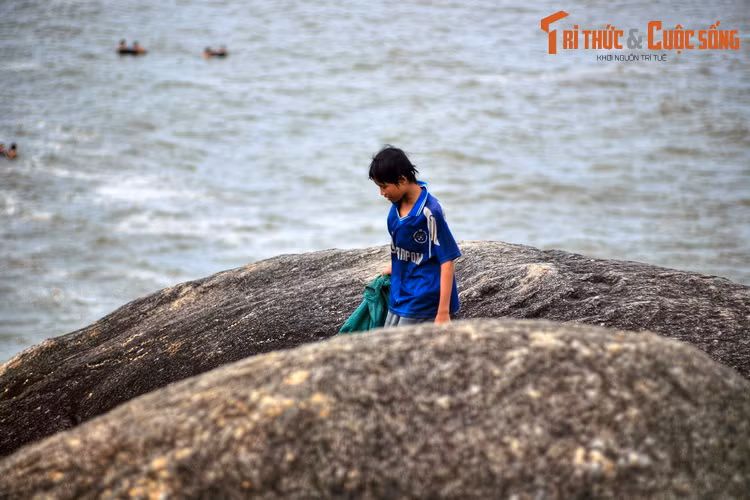 Canh tuong choang ngop o bai da ky vi ben bai bien Sam Son-Hinh-7