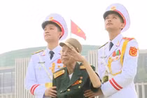 AHLLVT La Văn Cầu, cuộc đời bất tử của vị Đại tá chào điều lệnh bằng tay trái