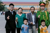 Cách học của Thủ khoa có cha làm phụ hồ, mẹ không biết chữ