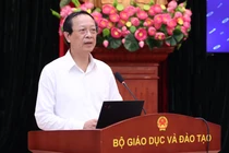 Gương mặt lo âu xen lẫn hồi hộp của các thí sinh trong ngày làm thủ tục thi.