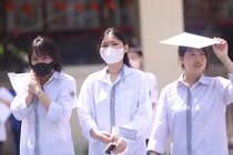 Hơn 1,16 triệu sĩ tử hồi hộp đến điểm thi trước giờ G