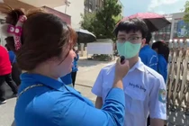 Trần Hải Nam và bố mẹ xem lại đề thi môn Ngữ văn.