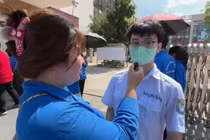 Trần Hải Nam và bố mẹ xem lại đề thi môn Ngữ văn.