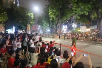 Người dân nồng nhiệt đón đoàn xe bánh lốp tổng hợp luyện diễu binh đường Giảng Võ