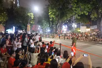 Người dân nồng nhiệt đón đoàn xe bánh lốp tổng hợp luyện diễu binh đường Giảng Võ