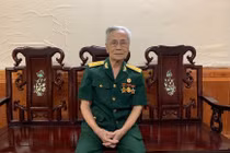 Sáng 10-10-1954, các cánh quân của Quân đội nhân dân Việt Nam từ các cửa ô vào tiếp quản Thủ đô trong rừng cờ hoa đón chào của hàng vạn người dân Hà Nội. Ảnh tư liệu TTXVN.