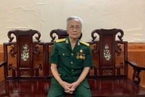 Sáng 10-10-1954, các cánh quân của Quân đội nhân dân Việt Nam từ các cửa ô vào tiếp quản Thủ đô trong rừng cờ hoa đón chào của hàng vạn người dân Hà Nội. Ảnh tư liệu TTXVN.