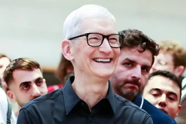 Tim Cook bác tin rời Apple, tiếp tục giữ ghế CEO