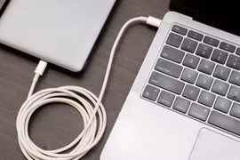 Dùng sạc công suất lớn có làm hỏng laptop không 