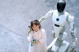 Robot trông trẻ mở ra kỷ nguyên gia đình thông minh