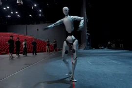 Robot hình người múa võ đáng sợ, con người còn cửa thắng?