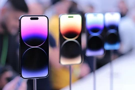 Apple đang phải chuyển hàng triệu đơn hàng tấm nền OLED iPhone từ BOE sang Samsung Display do sự cố chất lượng nghiêm trọng.