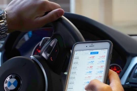 Florida siết luật, cầm điện thoại lái xe cũng bị phạt