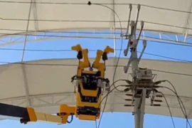 Robot Trung Quốc lần đầu sửa điện trực tiếp 10 kV