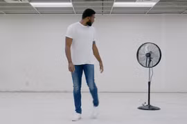 Quạt tự “đuổi theo người” gây sốt, sao chưa phổ biến