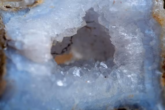Chalcedony - loại đá huyền bí mang vẻ đẹp như mây đóng băng trong đá