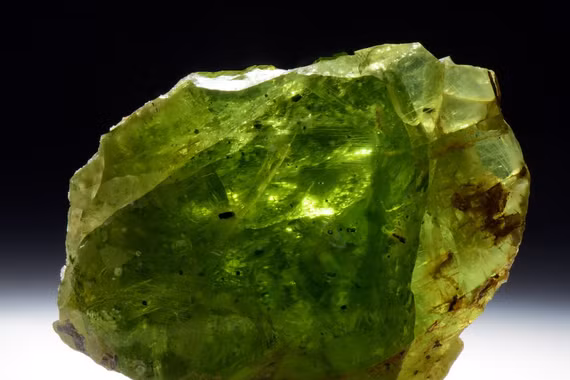 Sắc xanh bí ẩn của olivin tiết lộ điều gì về Trái Đất?