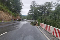 Cấm hai chiều đèo Prenn do nứt mặt đường và sạt lở nguy cơ cao