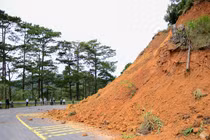 Đèo D’ran bị sạt lở, Lâm Đồng phong tỏa toàn tuyến để ứng phó