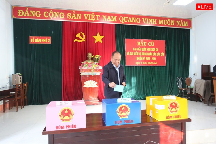 Ảnh: Đồng chí Rah Lan Chung bỏ phiếu bầu cử. Ảnh: Văn Ngọc