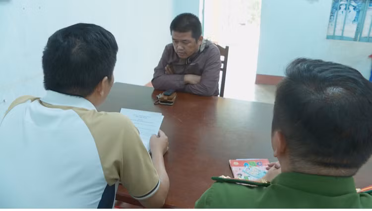 Đối tượng Phan Ngọc Phú tại cơ quan công an.