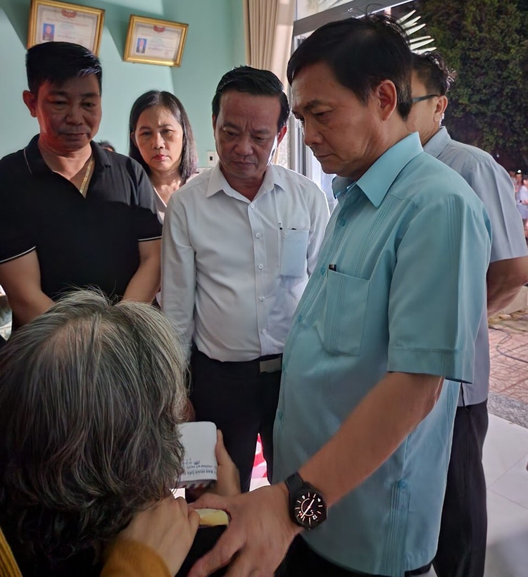 Cơ quan đoàn thể đến động viên thăm hỏi gia đình nạn nhân. Ảnh baobinhduong