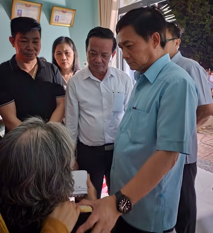 Cơ quan đoàn thể đến động viên thăm hỏi gia đình nạn nhân. Ảnh baobinhduong