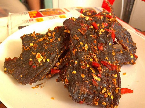 Người tiêu dùng có thể nhận biết thịt bò khô thật hay giả qua màu sắc