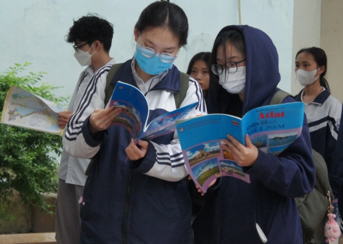 Thí sinh đang kiểm tra lại Atlat trước khi vào phòng thi tránh vi phạm. Ảnh: Dân trí