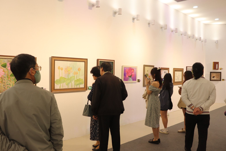 Triển lãm "Nghệ thuật sen Việt 2023 - Vẻ đẹp thuần khiết" thu hút đông đảo du khách đến tham quan. Ảnh Tâm Giang Triển lãm "Nghệ thuật sen Việt 2023 - Vẻ đẹp thuần khiết" thu hút đông đảo du khách đến tham quan. Ảnh Tâm Giang