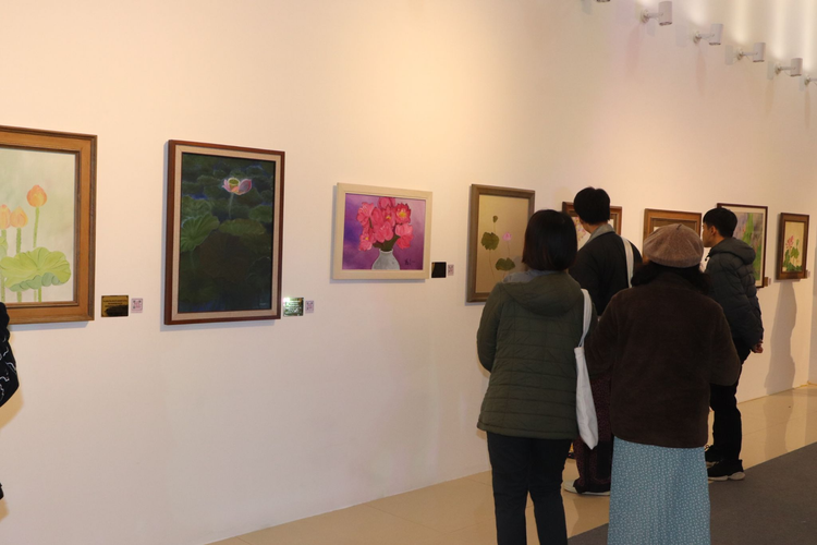 Triển lãm "Nghệ thuật sen Việt 2023 - Vẻ đẹp thuần khiết" thu hút đông đảo du khách đến tham quan. Ảnh Tâm Giang Triển lãm "Nghệ thuật sen Việt 2023 - Vẻ đẹp thuần khiết" thu hút đông đảo du khách đến tham quan. Ảnh Tâm Giang