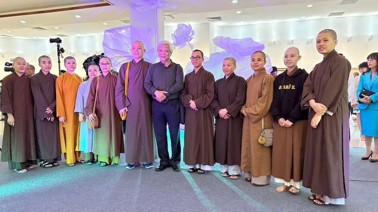 Triển lãm “Nghệ thuật Sen Việt 2023 - Vẻ đẹp thuần khiết” mở cửa tự do từ 9 giờ - 21 giờ ngày 26/3 đến hết ngày 31/3/2023 tại Hội trường tầng 1 chùa Quán Sứ (69 Lý Thường Kiệt, phường Trần Hưng Đạo, quận Hoàn Kiếm, thành phố Hà Nội). Tâm Giang Triển lãm “Nghệ thuật Sen Việt 2023 - Vẻ đẹp thuần khiết” mở cửa tự do từ 9 giờ - 21 giờ ngày 26/3 đến hết ngày 31/3/2023 tại Hội trường tầng 1 chùa Quán Sứ (69 Lý Thường Kiệt, phường Trần Hưng Đạo, quận Hoàn Kiếm, thành phố Hà Nội). Tâm Giang