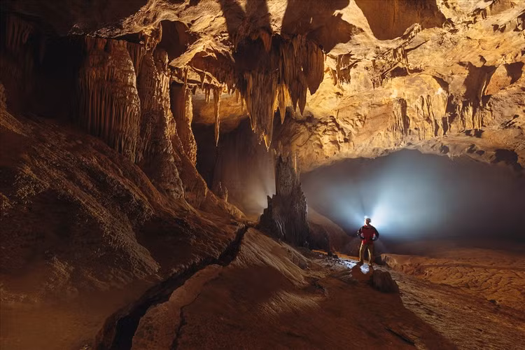 Hang Va nằm trên km số 28 của đường Hồ Chí Minh nhánh tây. Nơi này chỉ cách cửa sau hang Sơn Đoòng 50m. Khi mùa mưa vừa dứt, nước mưa thấm vào lòng đất, theo các mạch nước ngầm len qua các khe đá nứt đổ vào trong hang, tạo nên những thác nước ngầm cực kỳ độc đáo. Ảnh: Ngô Trần Hải An