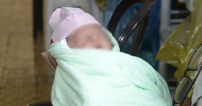 Bé trai còn nguyên dây rốn được chăm sóc tại Trung tâm y tế thị xã Bình Long (Ảnh: Phòng Văn hóa Thông tin thị xã Bình Long).