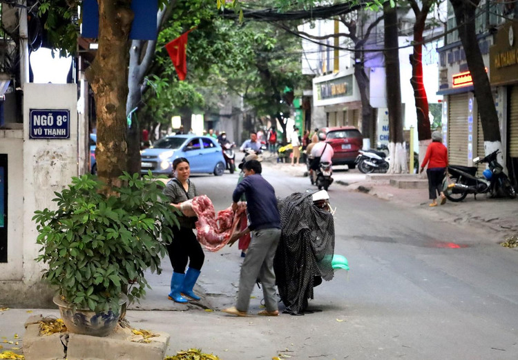 Việc bán thịt lợn trên vỉa hè, chợ tạm ở nhiều tuyến phố được coi như rất bình thường trên địa bàn Hà Nội.