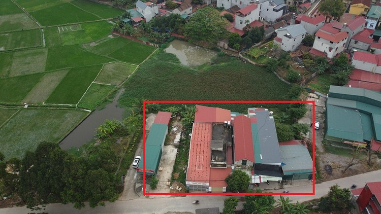 Phòng TNMT huyện Yên Dũng cùng với UBND xã Nội Hoàng cho rằng, những công trình tại khu đất Thùng Lò Só Hạc khoanh đỏ, không nằm trong diện tích đất nông nghiệp giao thầu. Phòng TNMT huyện Yên Dũng cùng với UBND xã Nội Hoàng cho rằng, những công trình tại khu đất Thùng Lò Só Hạc khoanh đỏ, không nằm trong diện tích đất nông nghiệp giao thầu.