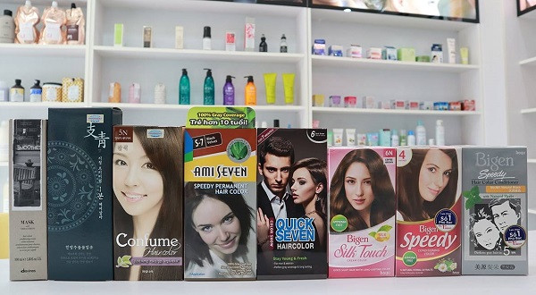 Sản phẩm thuốc nhuộm tóc được bán tràn lan với nhiều mức giá khác nhau khiến người mua hoàn toàn tù mù về chất lượng và nguồn gốc, xuất xứ sản phẩm.