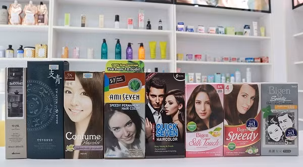 Sản phẩm thuốc nhuộm tóc được bán tràn lan với nhiều mức giá khác nhau khiến người mua hoàn toàn tù mù về chất lượng và nguồn gốc, xuất xứ sản phẩm.
