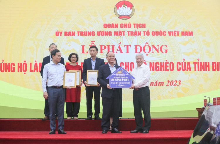 Ông Nguyễn Tất Thắng (đứng giữa, hàng trên), Chủ tịch HĐQT Tập đoàn T&amp;T Group trao tặng ủng hộ 100 ngôi nhà (tương đương với 5 tỷ đồng) hỗ trợ cho hộ nghèo tỉnh Điện Biên.