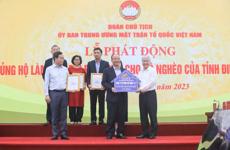 Ông Nguyễn Tất Thắng (đứng giữa, hàng trên), Chủ tịch HĐQT Tập đoàn T&amp;T Group trao tặng ủng hộ 100 ngôi nhà (tương đương với 5 tỷ đồng) hỗ trợ cho hộ nghèo tỉnh Điện Biên.