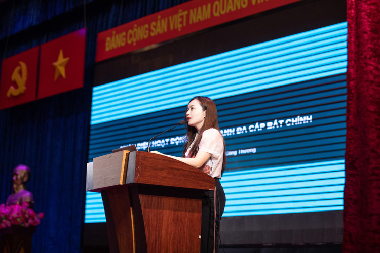 Bà Hoàng Thị Thu Trang – Đại diện Ủy Ban Cạnh tranh Quốc Gia - Bộ Công Thương trình bày tại hội thảo