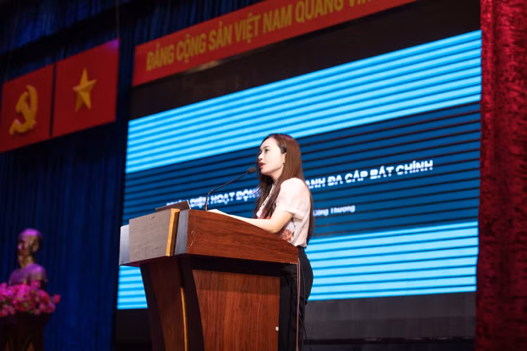 Bà Hoàng Thị Thu Trang – Đại diện Ủy Ban Cạnh tranh Quốc Gia - Bộ Công Thương trình bày tại hội thảo