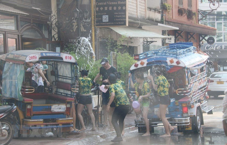 Du khách tham gia lễ hội té nước. Ảnh TTXVN