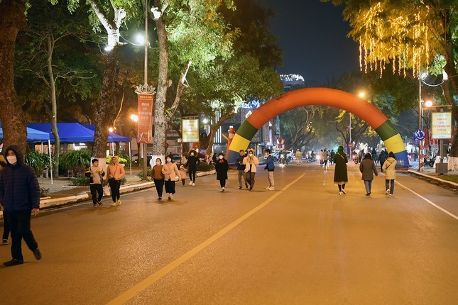 Không gian đi bộ hồ Thiền Quang tại quận Hai Bà Trưng