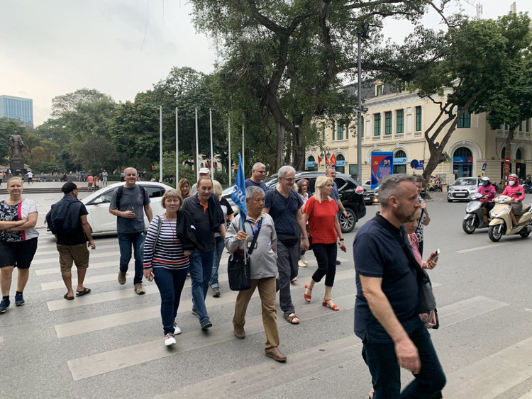 Lượng khách du lịch đến Hà Nội trong 2 tháng đầu năm nay tăng cao. Ảnh: Du khách tham quan phố đi bộ Hồ Hoàn Kiếm