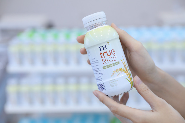Các sản phẩm đồ uống như TH true RICE, TH true JUICE và Nước tinh khiết TH true WATER được sản xuất trên các dây chuyền công nghệ tiên tiến hàng đầu thế giới tại Nhà máy Nước tinh khiết, thảo dược và hoa quả Núi Tiên.