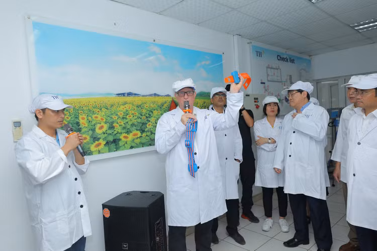 Đại diện Tập đoàn TH giới thiệu với các học viên về con chip hiện đại gắn trên từng cá thể bò sữa nhằm theo dõi mọi vấn đề về sức khỏe, sản lượng sữa.