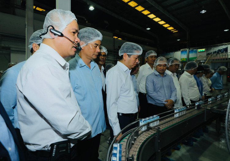 Các đại biểu Học viện Chính trị quốc gia Hồ Chí Minh và Ủy viên dự khuyết Ban Chấp hành TƯ Đảng khóa XIII thăm dây chuyển sản xuất sữa tươi sạch TH true MILK.