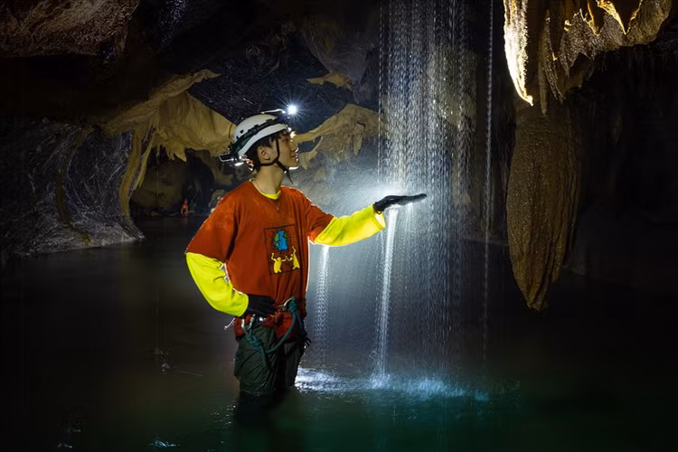 Nhiếp ảnh chia sẻ: “Cứ đi một đoạn lại dừng chụp vì khung cảnh quá siêu thực, nước từ đỉnh núi ngấm vào lòng đất rồi lách qua những khe nứt của vách đá mà len lỏi vào hang, rồi đổ thành rèm trên những những cột nhũ triệu năm lóng lánh như kim cương, có lúc không kiềm được cảm xúc phải hét lên đầy cảm thán“. Ảnh: Ngô Trần Hải An